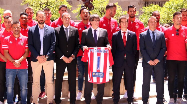 El president de la Generalitat, Carles Puigdemont, amb part de la plantilla i la direcció del Girona FC. ACN