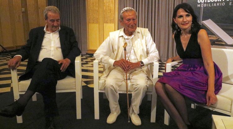 El dissenyador Elio Berhanyer, de blanc, amb la presidenta d'Agimod, Sílvia Castelló. ACN