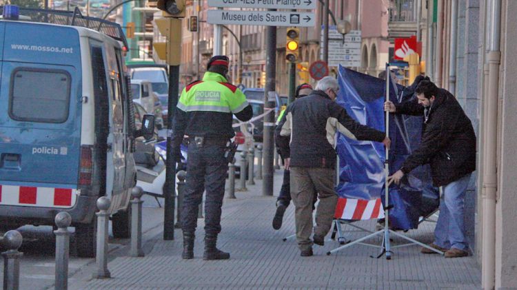 Agents dels Mossos d'Esquadra i comitiva judicial recollint proves a l'entitat bancària © ACN