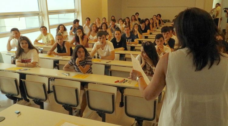 Estudiants gironins abans de començar el primer dels exàmens de la selectivitat d'avui. ACN