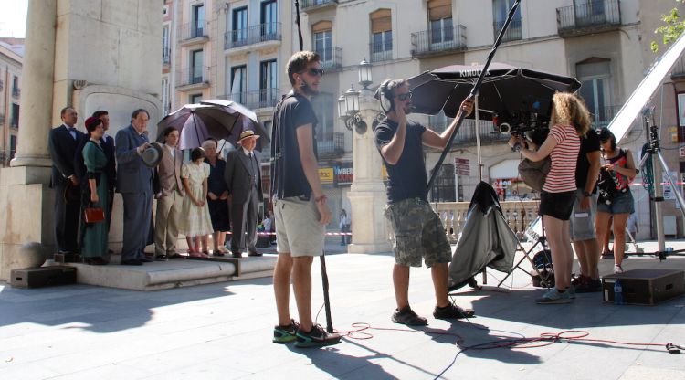 Un dels moments del rodatge sota el monument a Narcís Monturiol a la Rambla de Figueres. ACN