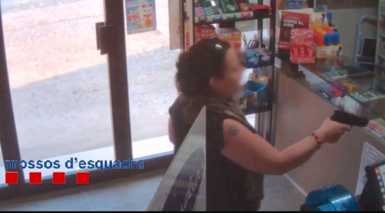 Una imatge captada per les càmeres de seguretat on es pot veure la dona apuntant el treballador amb la pistola
