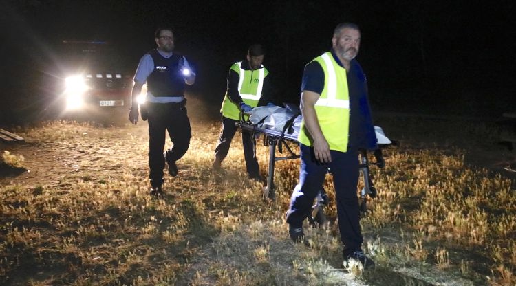 La funerària emportant-se el cadàver del nen que ha mort ofegat. ACN