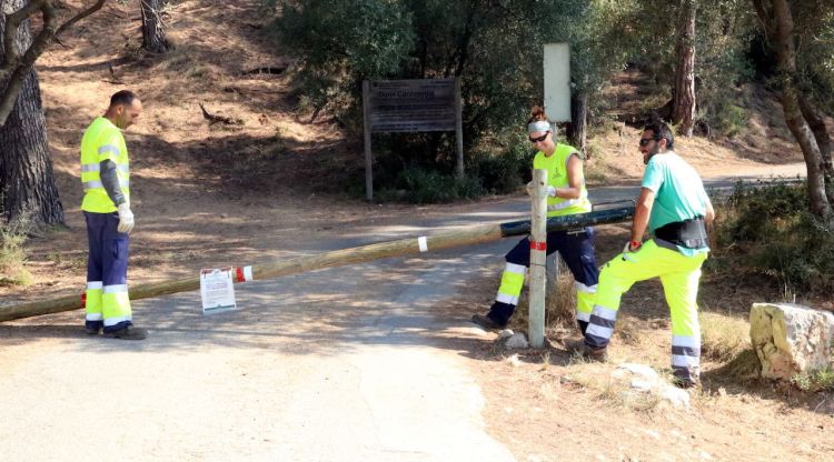 Tres agents de la Brigada tanquen l'accés a la zona de les Dunes. ACN