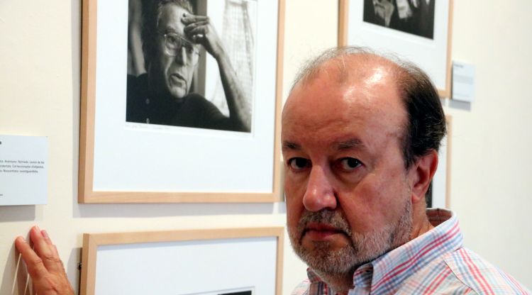 Primer pla de Jordi Belver amb part de l'exposició darrere seu. ACN