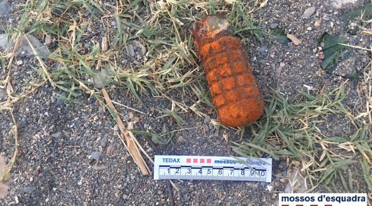 L'artefacte que els dos nens van trobar a la sorra de la platja de Garbet a Colera. ACN