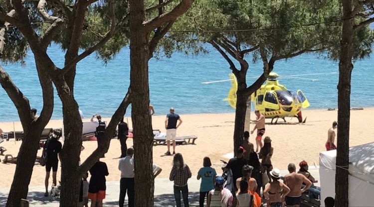 L'helicòpter del SEM a la platja on s'ha produït el sinistre. Helena