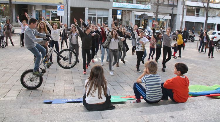 Alumnes i pares de l'escola 9de4t de Quart fent una flashmob el 2015. ACN