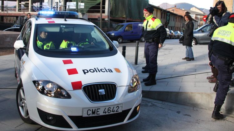Pere Puig arriba custodiat pels mossos als Jutjats d'Olot © ACN