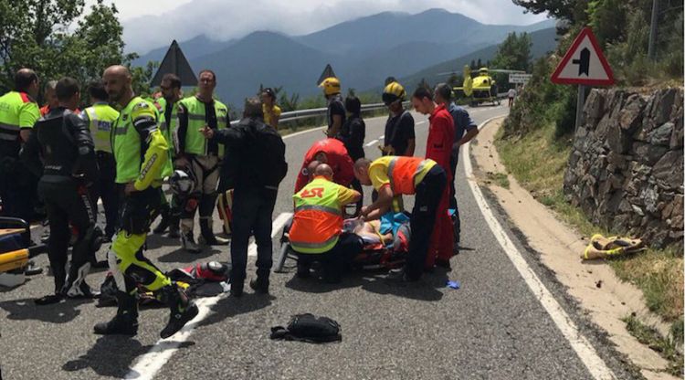 Efectius d'emergències atenen el motorista ferit a Toses