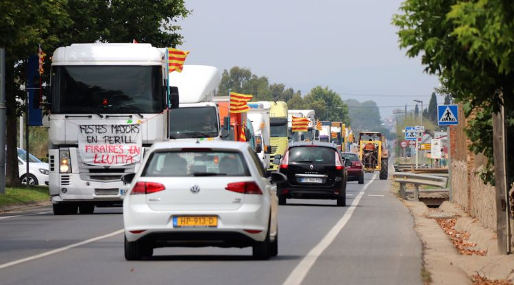 Els camions dels firaires a l'arribada a l'Estartit. ACN