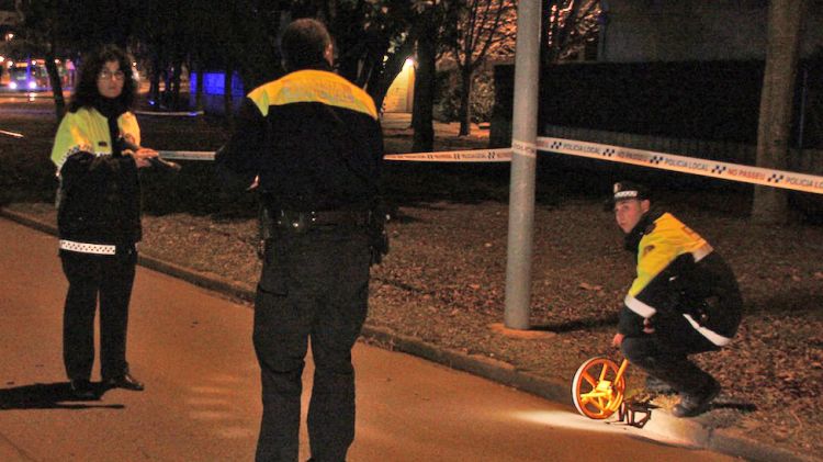 La policia local recollint informació sobre l'accident © ACN