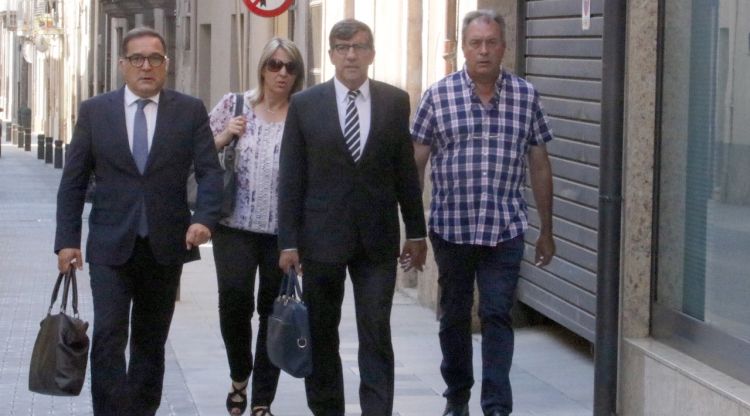 Els amos del restaurant Mas Oller flanquejats pels seus advocats. ACN