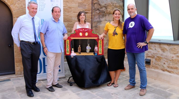 Foto de família amb una representació de titelles que s'ha fet durant la presentació de la Fira del circ. ACN