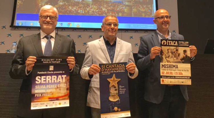Les autoritats que avui han presentat el cartell de la Cantada d'Havaneres de Calella de Palafrugell