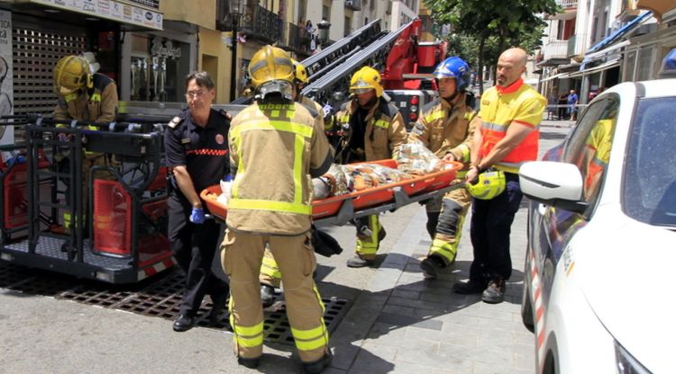 Els cossos d'emergències evacuat l'home que ha patit cremades de segon grau. Aj. de Blanes