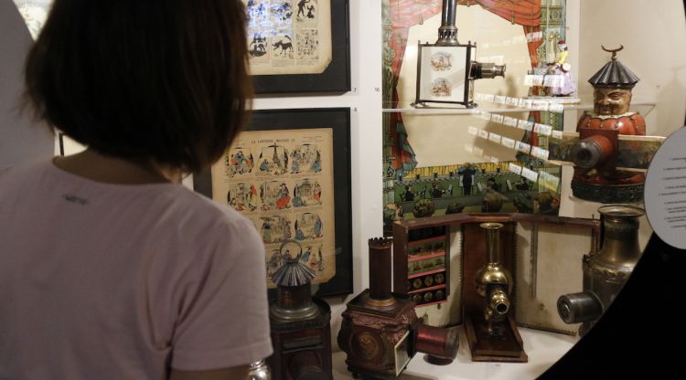 Algunes de les llanternes màgiques que s'exposen a la mostra temporal del Museu del Cinema. ACN