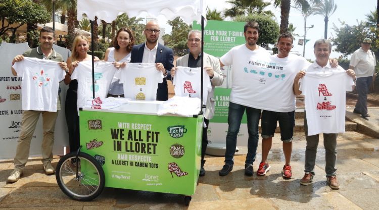 Representants de diferents sectors turístics i l'alcalde de Lloret de Mar amb la samarreta de la campanya. ACN