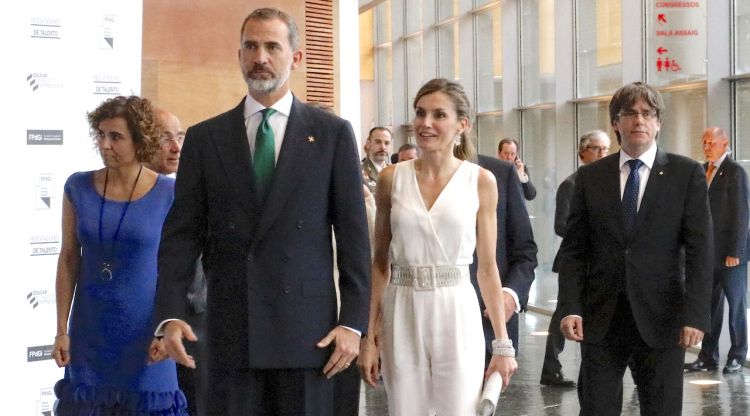 Els reis d'Espanya i el president del Govern, Carles Puigdemont, arribant als Premis Princesa de Girona. ACN