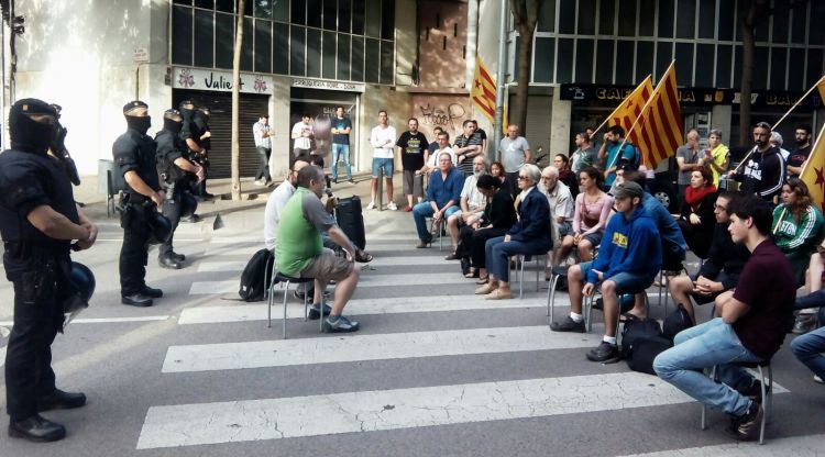 Un instant de la conferència realitzada per la CUP en ple carrer