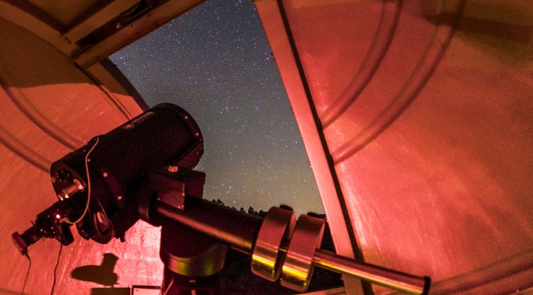 Un telescopi a l'interior de l'observatori d'Albanyà (arxiu). ACN