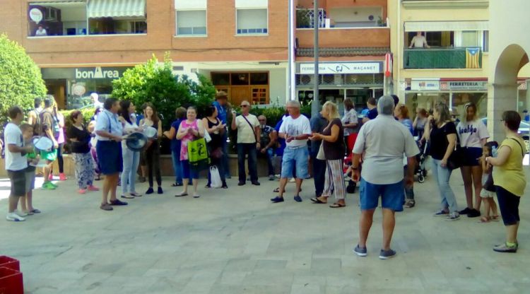 Els veïns, cassola en mà, manifestant-se davant l'ajuntament de Maçanet. AAVV Residencial Park