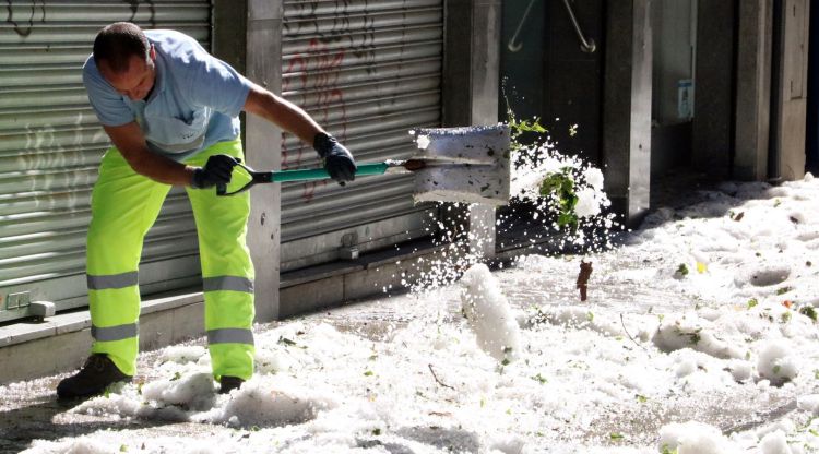Un membre de la Brigada netejant el Carrer Nou. ACN