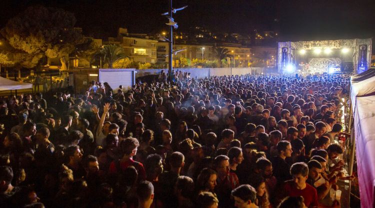 Pla general del concert de Sant Joan del festival Ítaca. Xènia Gasull