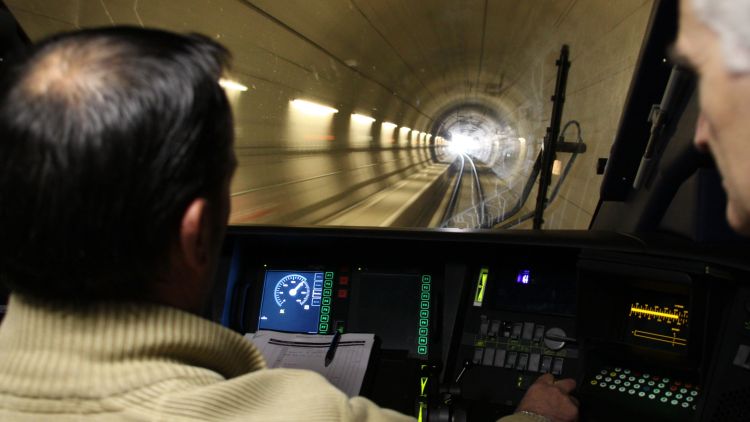 El primer TAV que va enllaçar els Pirineus a través del túnel del Pertús va circular el 19 de desembre del 2010 © ACN
