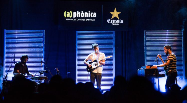 L'actuació de La iaia durant el festival (a)phònica de Banyoles
