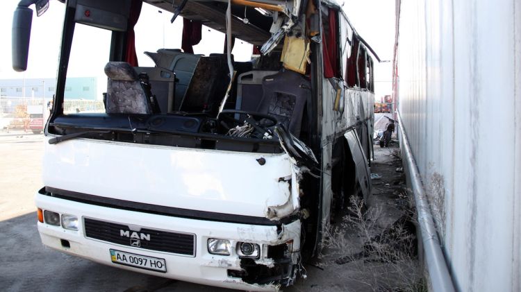 L'autobús accidentat la matinada d'aquest diumenge a Figueres © ACN