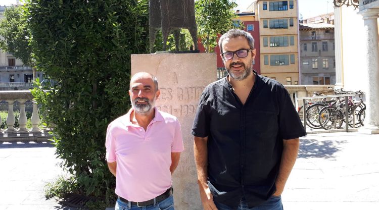 Els regidors d'ERC davant el monument a Carles Rahola