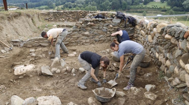 Arqueòlegs treballant a les excavacions de Castellot de Bolvir. ACN