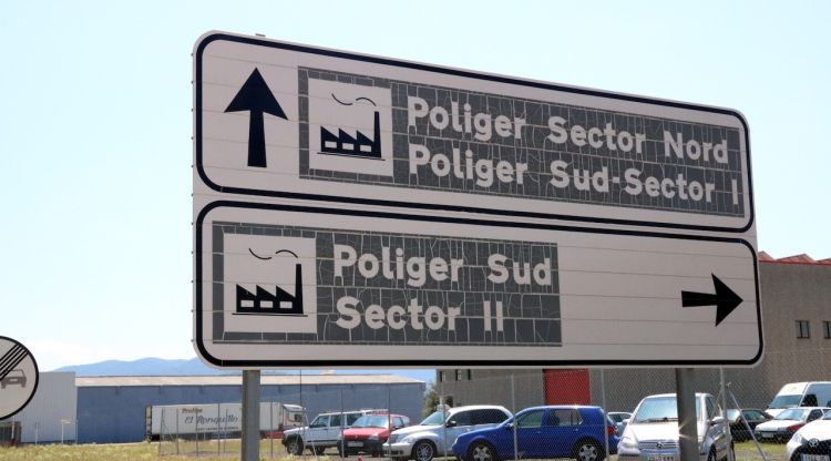 Cartells a l'entrada del polígon de Pla de Politger de Sant Jaume de Llierca. ACN