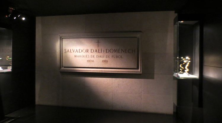 Cripta on hi ha la tomba de l'artista Salvador Dalí. Amy Chen