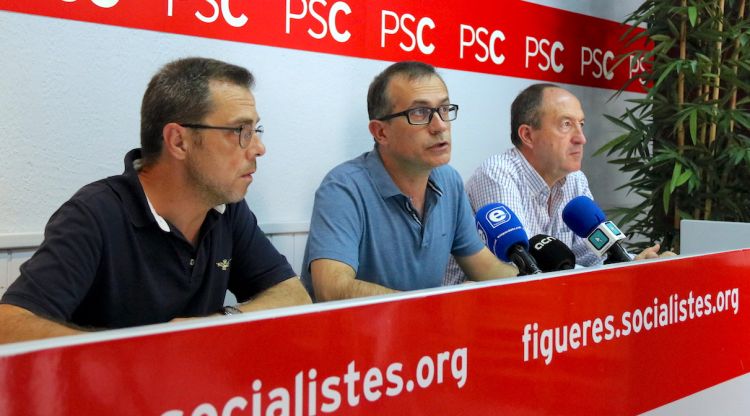 D'esquerra a dreta, els regidors Alfons Martínez, Pere Casellas i César Barrenechea, aquesta tarda. ACN