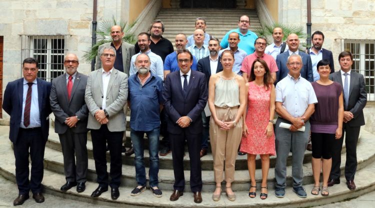 Foto de família del conseller de Territori, Josep Rull, amb els ajuntaments i entitats que formen part de la Taula del Ter. ACN