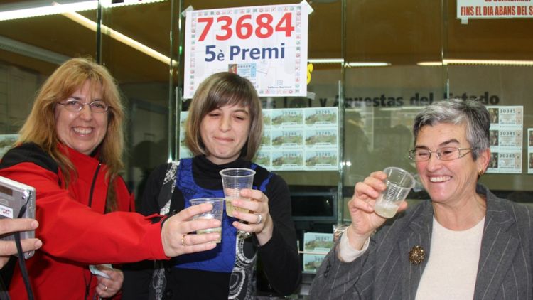 L'administradora de l'administració de Loteria Número 5 de Girona, Maria Teresa Pous, brindant amb cava. ACN