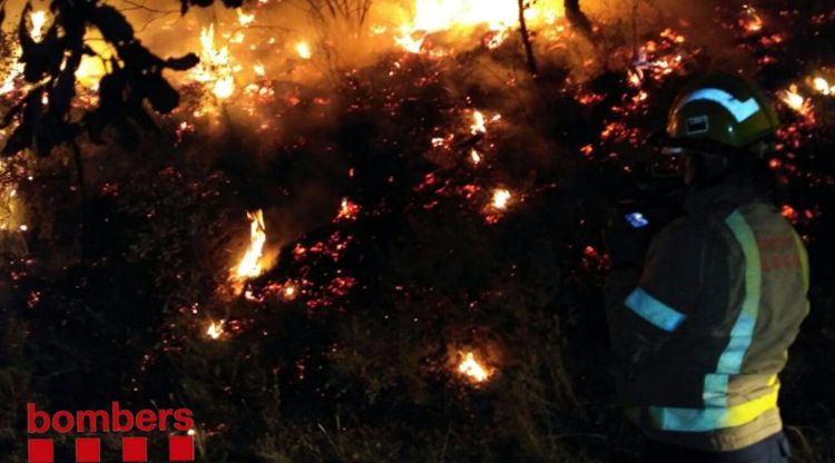 Els Bombers treballant en el flanc esquerre de l'incendi del Voló