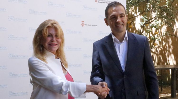 Carmen Cervera i l'alcalde de Sant Feliu de Guíxols, Carles Motas, celebrant l'acord. ACN