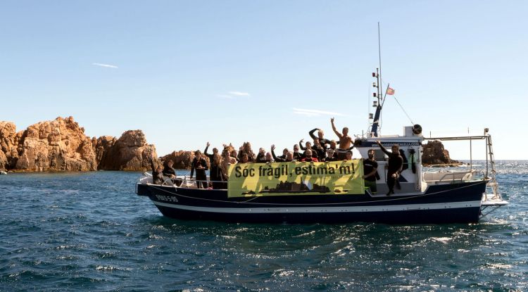 Elss submarinistes a la barca abans de capbussar-se. Ramon Casabayó