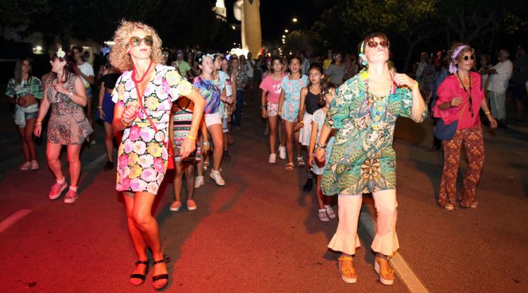 Unes de les participants a la rua que va tenir lloc ahir a la nit. Aj. de Castelló d\'Empúries
