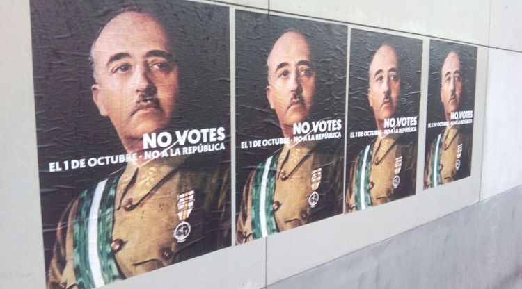 Els cartells a l'estació de Girona. Lluc Salellas