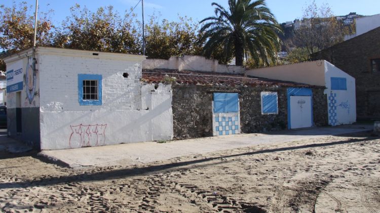La caseta de la Perola està situada sobre el passeig, just davant de la platja. AG