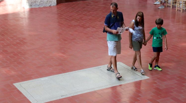 Uns visitants del Museu Dalí de Figueres passejant sobre la tomba del geni. ACN