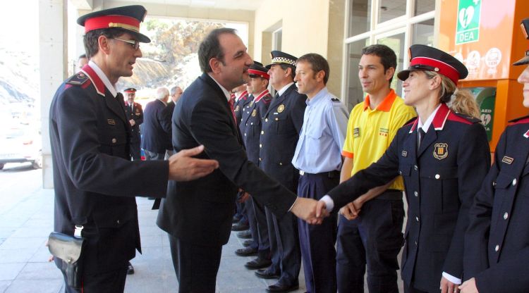 El conseller d'Interior, Ramon Espadaler, ha inaugurat la nova OAC dels Mossos a Portbou el 2013. ACN