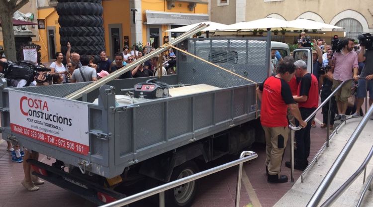 Els operaris davant l'entrada del Museu Dalí preparats per entrar. Tramuntana TV