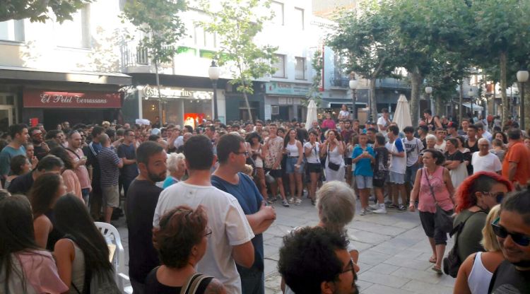 Imatge dels veïns de Blanes i els organitzadors de l'Ensorra't aquesta tarda, protestant. ACN