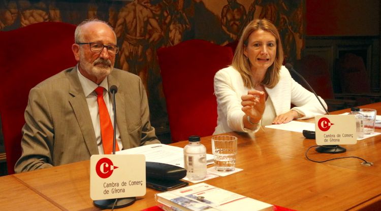 El president de la Cambra de Comerç de Girona, Domènec Espadalé, i la directora de l'estudi, Carme Poveda. ACN