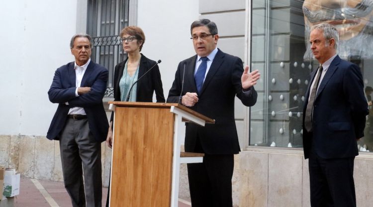 Els responsables de la Fundació, Joan Manuel Sevillano, Lluís Peñuelas i Montse Aguer, amb l'advocat Albert Segura. ACN